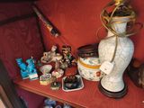 une étagère sur laquelle se trouvent une lampe, un vase et d'autres objets