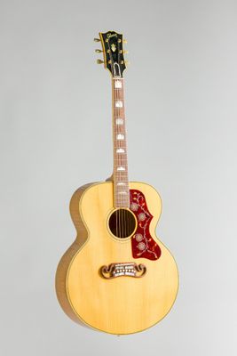 gros plan d'une guitare acoustique sur fond blanc