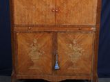 une vieille commode en bois avec un plateau en marbre et des tiroirs