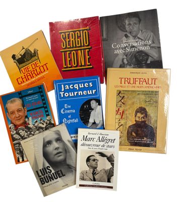plusieurs livres sont empilés sur une surface blanche