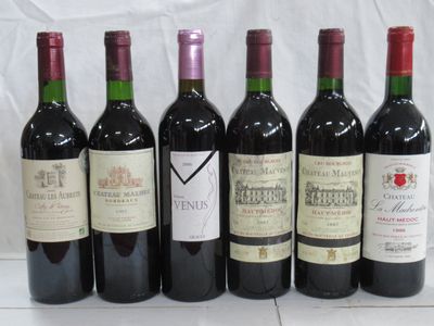 six bouteilles de vin sont alignées sur une table