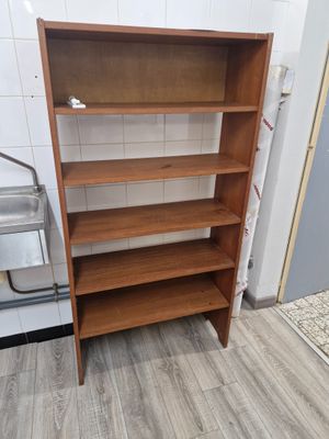 une étagère en bois dans un coin de la cuisine