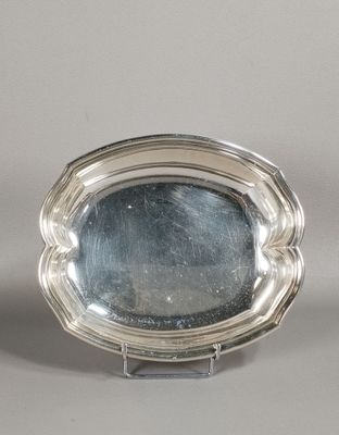 un plateau ovale en argent posé sur un socle, avec un miroir au centre