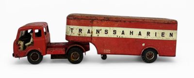 un camion miniature posé à côté d'un autre camion miniature