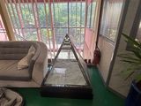un canapé et un fauteuil dans une pièce au sol vert