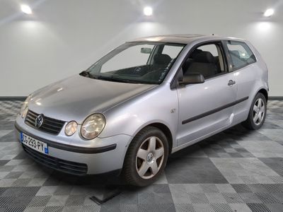 la photo d'une voiture argentée garée dans un garage