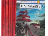 les livres sont alignés sur une surface blanche