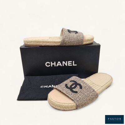 chaussons Chanel en jute avec logo noir sur le côté