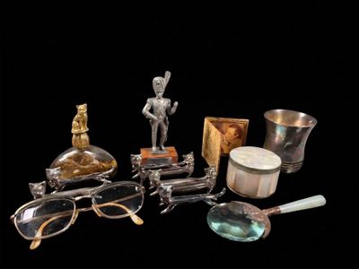 Lot d'OBJETS DE VITRINE dont 7 portes couteaux figurant des …