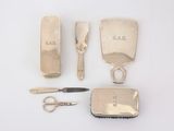 un grand nombre d'outils posés sur une table