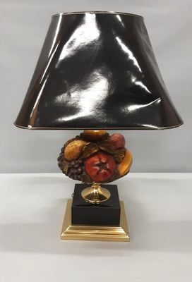 Le Dauphin : lampe en céramique à décor de fruits en relief …