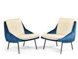 paire de fauteuils de salon avec des assises recouvertes de velours bleu