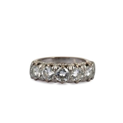 gros plan d'une bague en diamant sur fond blanc
