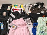 une pile de vêtements posée sur une table
