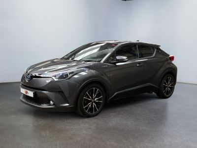 un SUV Toyota C-HR gris garé dans un showroom