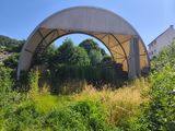 une grande construction blanche au milieu d'un champ