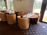 une table et des chaises dans un restaurant donnant sur l'extérieur