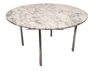 une table en marbre blanc avec des pieds chromés et un plateau rond