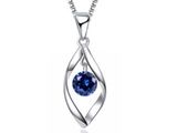 un pendentif en saphir bleu muni d'une chaîne en argent