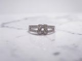 une photo d'une bague en diamant posée sur une surface en marbre