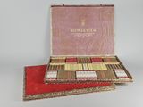 une boîte de cigares ouverte posée sur une table