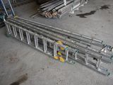un tas de tuyaux métalliques posés dans un garage