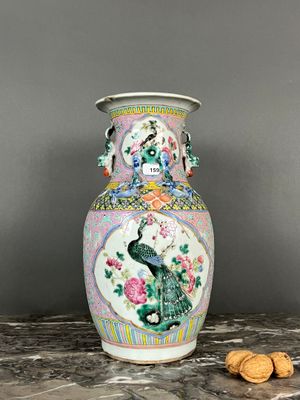 CHINE Vase de forme balustre en porcelaine à décor polychrom…