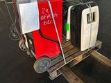 un chariot avec des bagages et une pancarte dessus, dans un parking