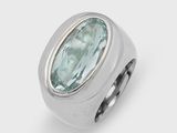 Gros plan sur une bague contenant une pierre verte
