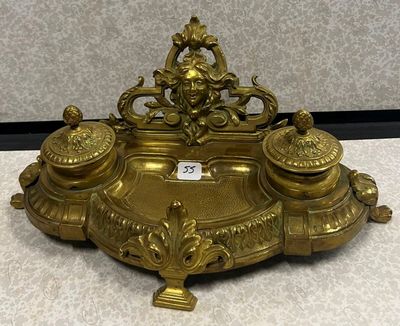 un plateau en or surmonté d'une horloge