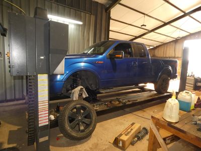 un camion bleu en cours de réparation dans un garage