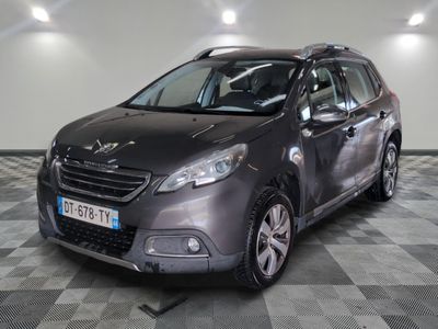 la voiture grise est garée sur un sol en damier dans le garage
