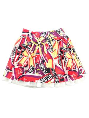 une jupe à motifs colorés avec un nœud sur le devant