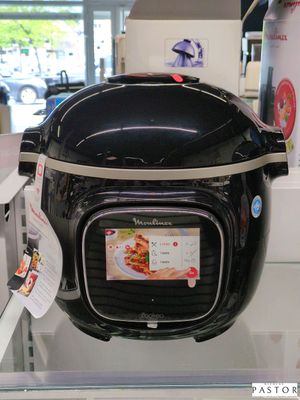 un grand pot noir exposé dans un magasin