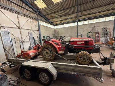 une remorque avec un tracteur à l'arrière