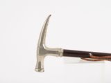 un marteau posé sur un bloc de verre