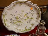 une assiette décorée, posée sur une table à côté d'autres assiettes