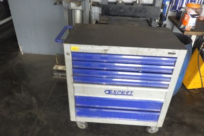une photo d'un chariot à outils dans un garage