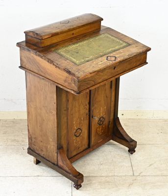 un petit bureau en bois surmonté d'un tiroir