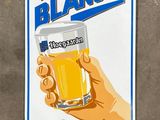 une affiche représentant une main tenant un verre de bière