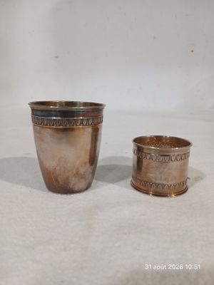 deux tasses posées l'une à côté de l'autre sur une table