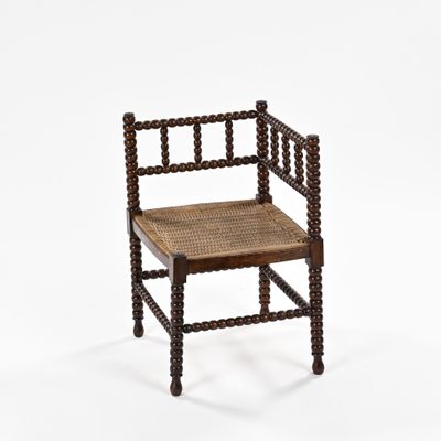 une vieille chaise en bois avec une assise tressée sur fond blanc