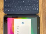 un ordinateur portable et une tablette posés sur une table en bois