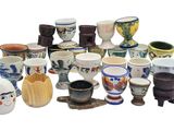 de nombreuses tasses et soucoupes de toutes sortes sur la table