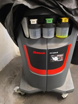 une machine posée sur un chariot