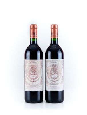 deux bouteilles de vin rouge posées l'une à côté de l'autre sur une surface blanche