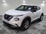 le suv nissan juke blanc est garé sur un sol en damier
