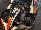 un kart de course garé dans un garage