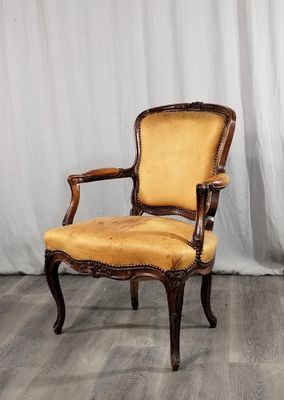 une image représentant une chaise dont l'assise est recouverte d'un tissu jaune