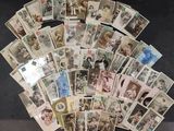 beaucoup de vieilles cartes postales sur la table